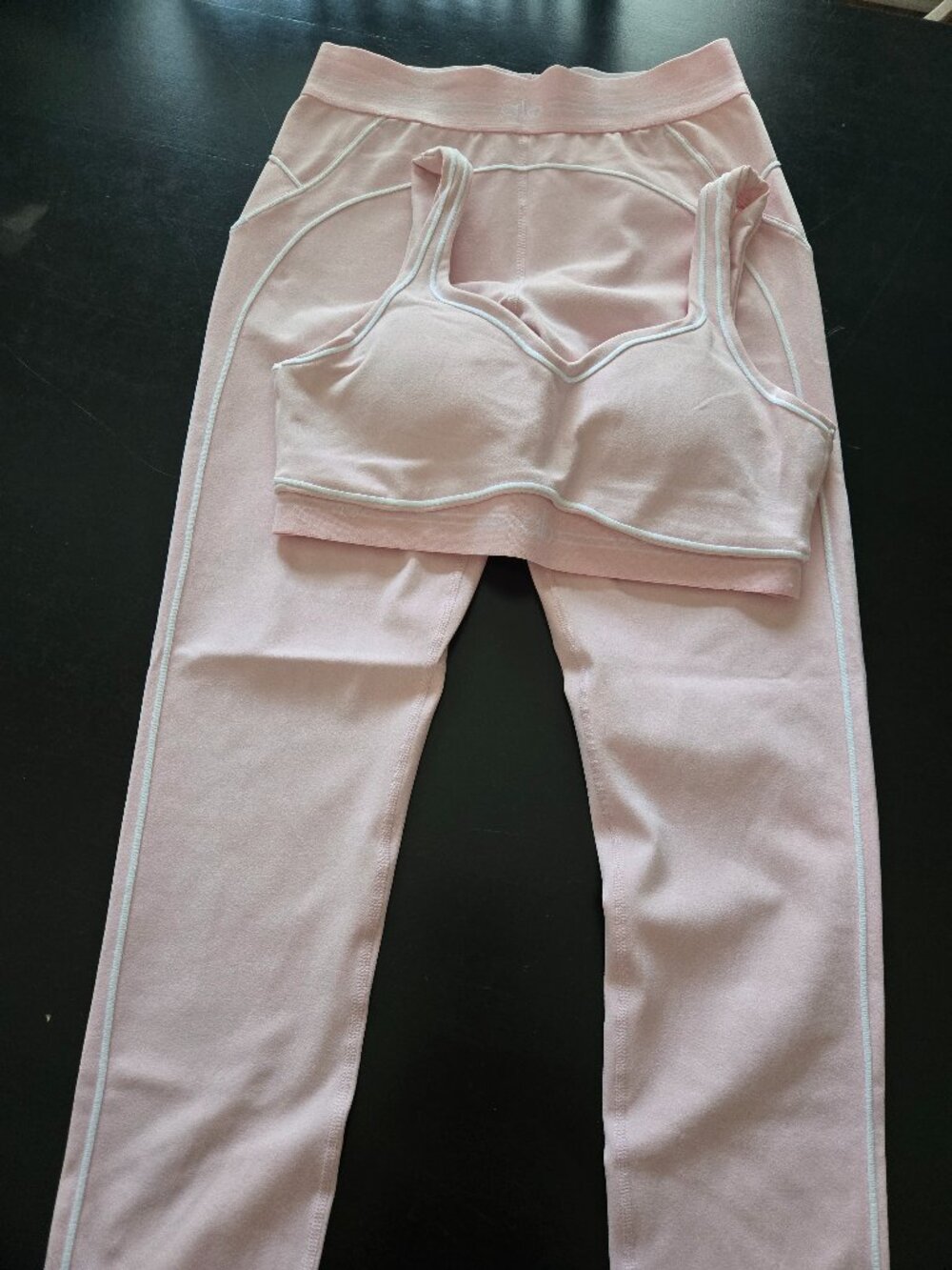 ALO Yoga set in pale pink: leggings and matching sports bra